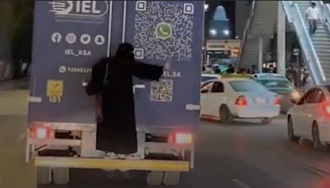 فيديو متداول.. امرأة تحصل على توصيلة غريبة بالسعودية