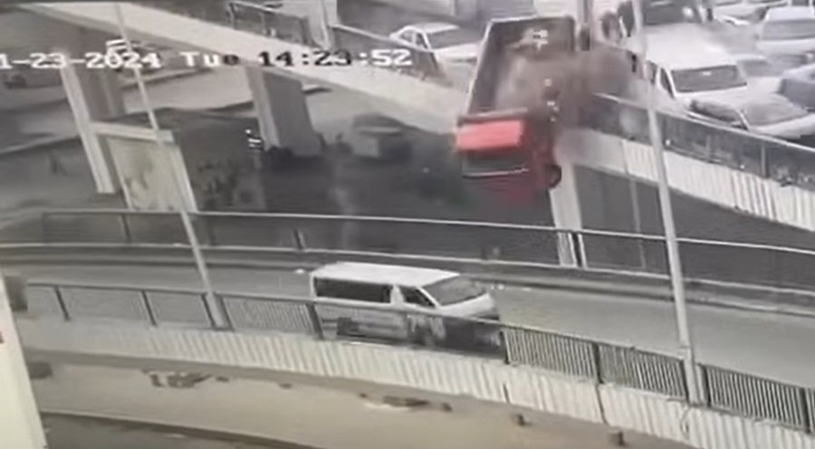 فيديو مرعب لشاحنة تتسبب بسقوط سيارات عن جسر بمصر