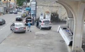 كاميرا مراقبة وثقت اللحظة.. سائق مرسيدس يقتلع مضخة بنزين بالخطأ في لبنان
