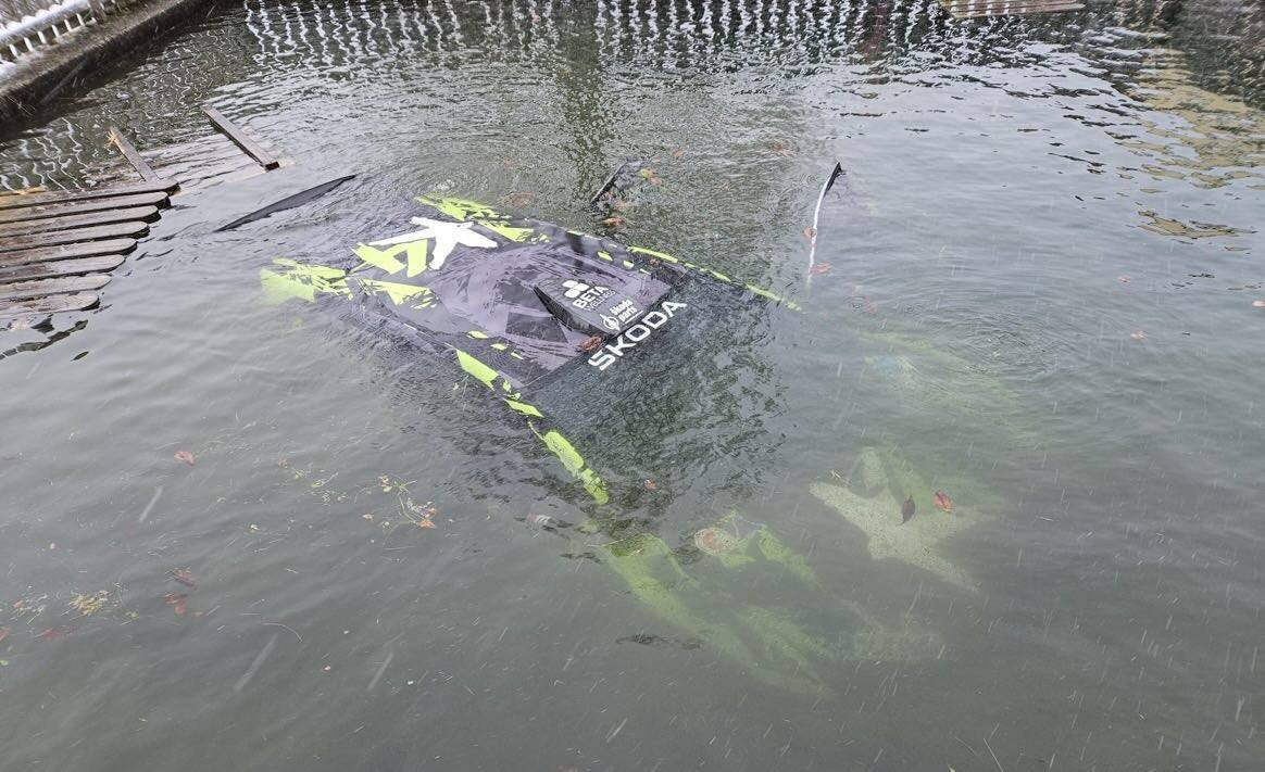 لحظة سقوط سيارة رالي في بركة سباحة
