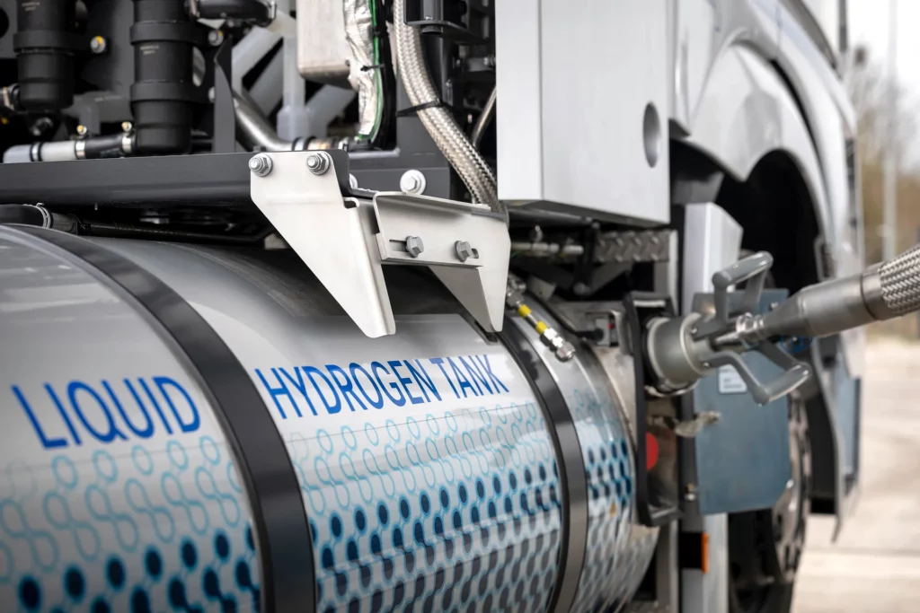 دايملر تُطلق تقنية مُبتكرة لتزويد شاحنات النقل الثقيل بالهيدروجين السائل 5