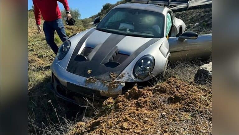 بورش 911 GT3 RS تتحطم وتتلطخ بالطين