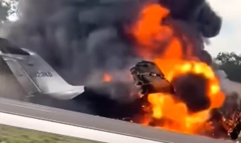 تحطم وانفجار طائرة على طريق سريع