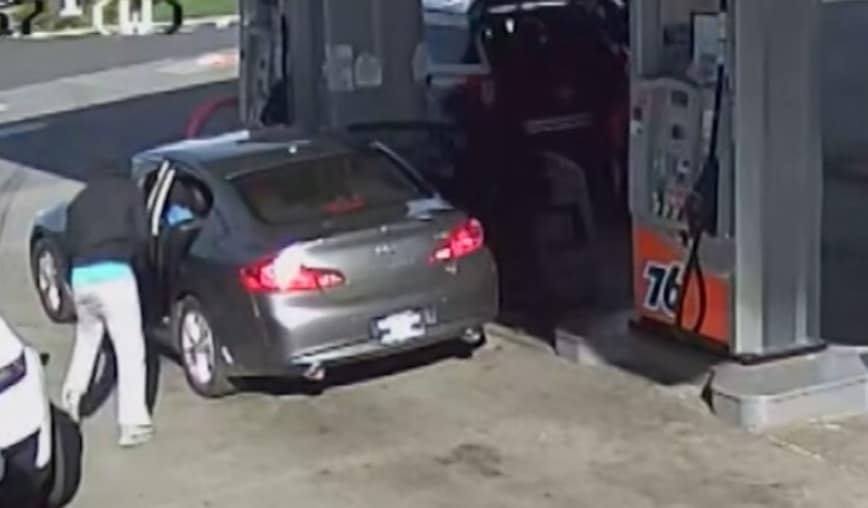 سائق سيارة يتعرض للضرب والسرقة في محطة وقود