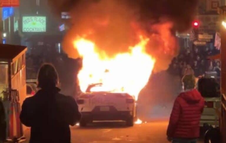 سيارة أجرة بدون سائق تتعرض للتخريب والحرق