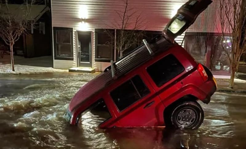 سيارة جيب باتريوت تسقط في حفرة كبيرة وتمتليء بالمياه