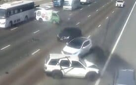 ابوظبي تبث فيديو لحوادث خطيرة.. بسبب مخالفة الوقوف وسط الطريق