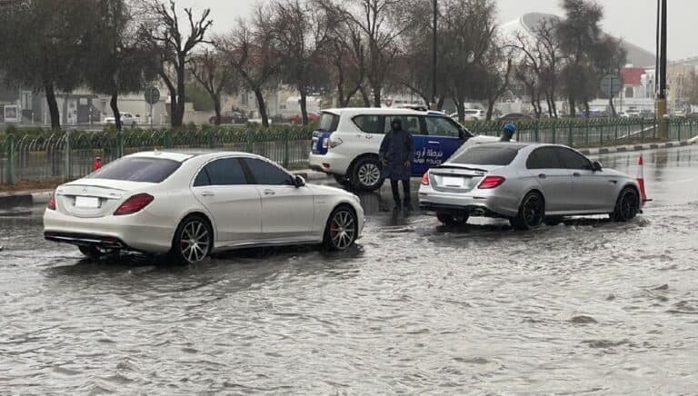 المركزي الإماراتي ينشر بيانا حول تعويضات السيارات المتضررة بالعاصفة وتأجيل قروضها