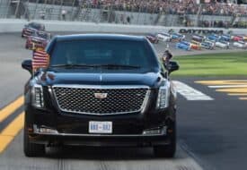 بسيارات موكبه الرئاسي.. شاهد مشاركة ترامب في افتتاح سباق "ناسكار دايتونا 500"