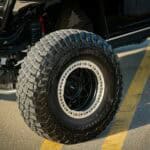 إطارات سيارة جيب جلاديتور معدلة