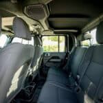 سيارة جيب جلاديتور من الداخل