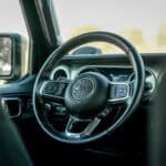 مقود سيارة جيب جلاديتور معدلة