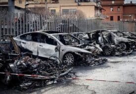 حريق يلتهم 17 سيارة في وكالة تسلا