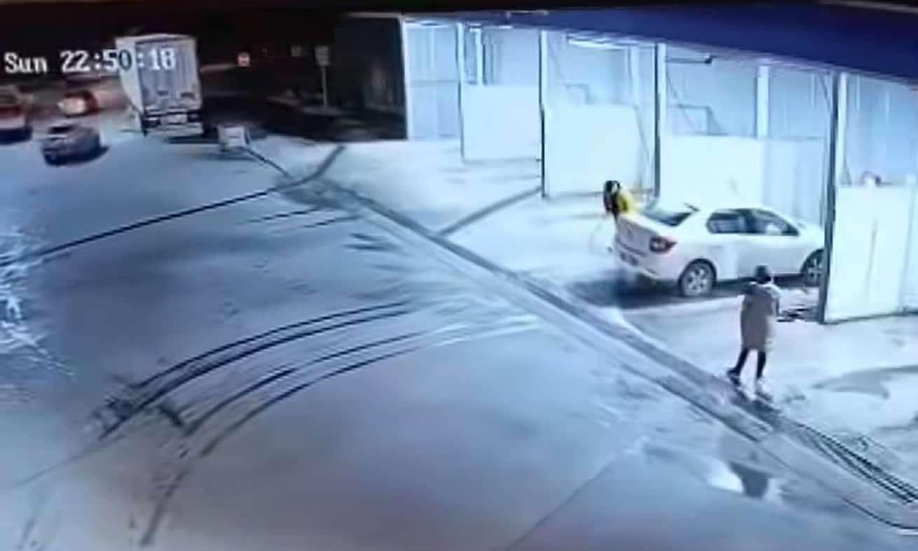 كاميرا مراقبة توثق لحظة تعرض أفراد عائلة لحادثة مميتة أثناء غسل سيارتهم... ماذا حدث؟