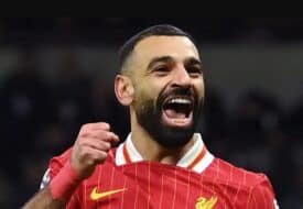 محمد صلاح يقود سيارته الخارقة الجديدة