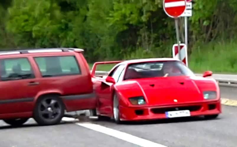 فيراري F40 باهظة الثمن تصطدم بفولفو قديمة