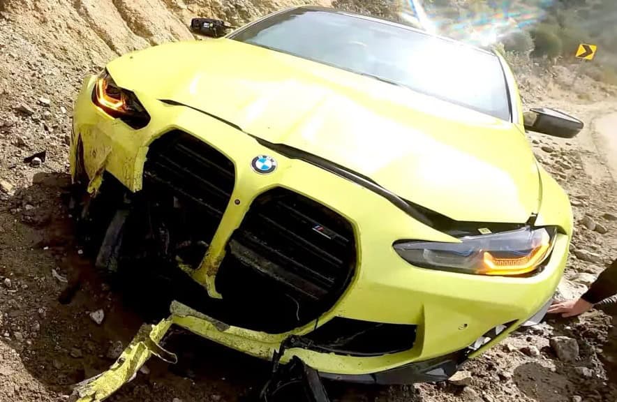 لحظة تحطم بي ام دبليو M4 على طريق جبلي