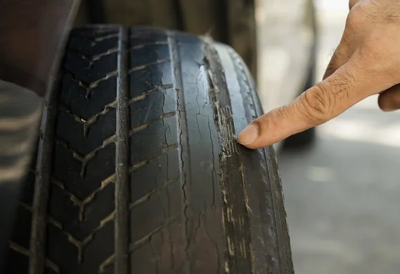 لماذا تتلف إطارات سيارتك وما أفضل الأنواع لعام 2025؟