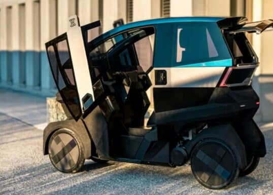 مركبة كهربائية صغيرة وغريبة