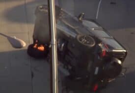 انقلاب واشتعال مرسيدس جي كلاس هاربة بعد أن صدمتها تويوتا بريوس