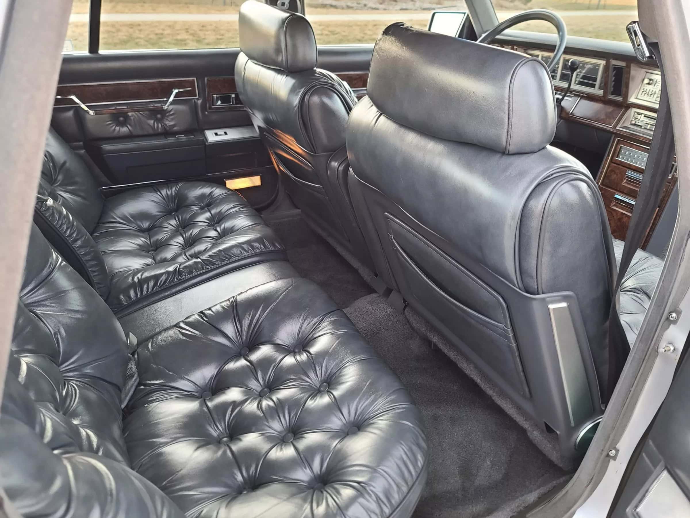 سيارة أمريكية قديمة من الداخل