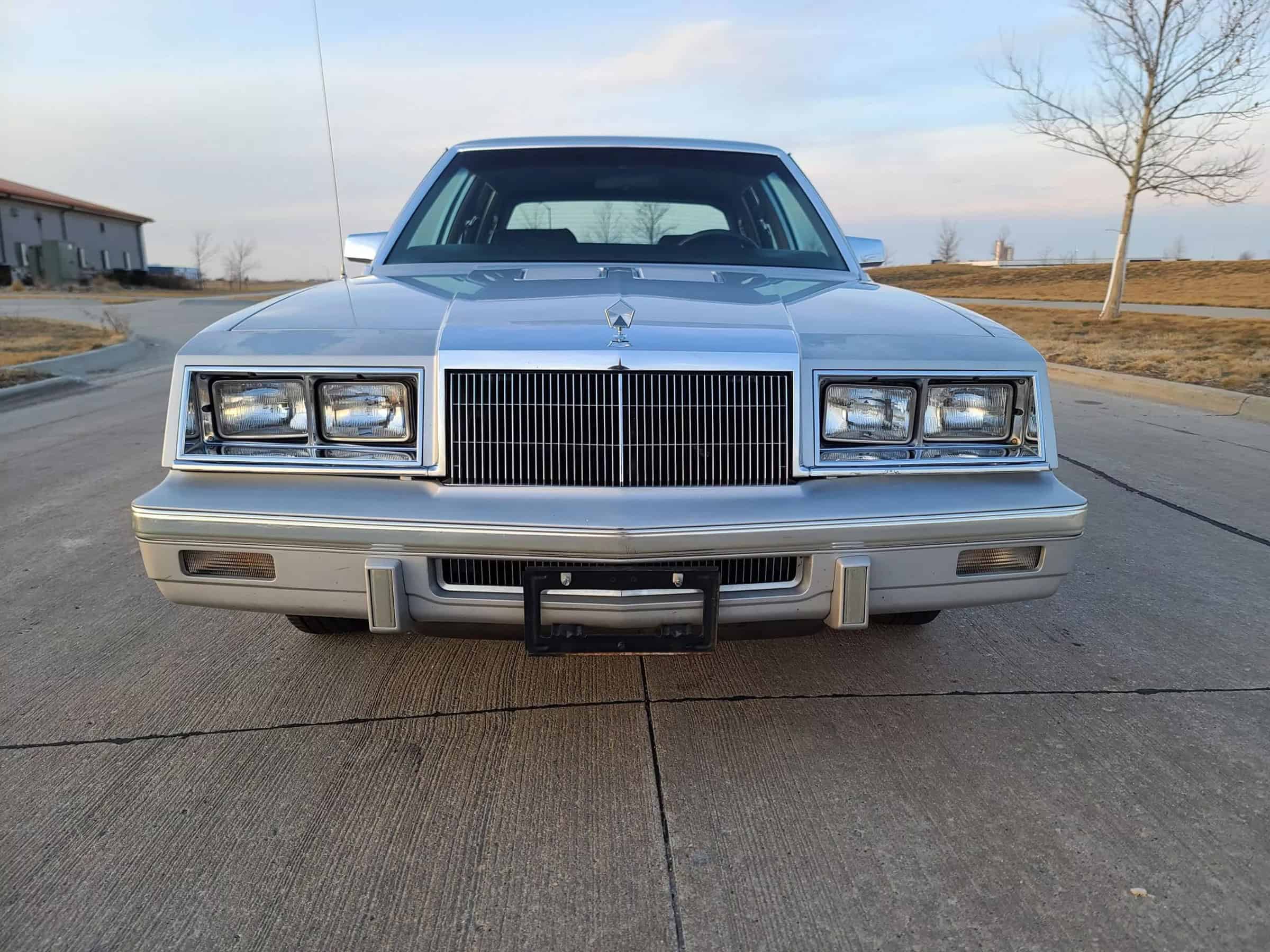 سيارة امريكية قديمة من كرايسلر