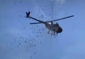 هليكوبتر يرش المال فوق جنازة