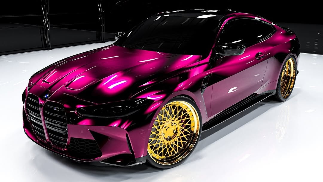 BMW M4 المعدلة رقمياً تخطف الأنظار باللون الأرجواني والعجلات الذهبية 