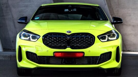 إضاءة فرامل السيارة في الأمام