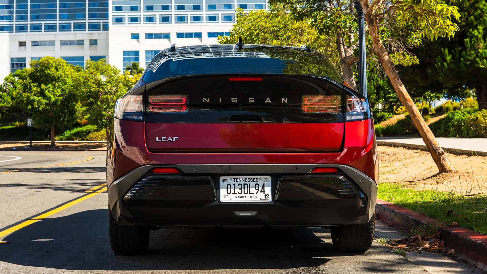 أزمة بطاريات تربك خطط نيسان ليف 2026