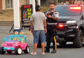 القبض على رجل يقود سيارة لعبة بلا رخصة وتحت تأثير الكحول