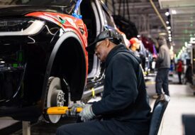 عامل في تسلا