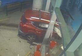 كاميرا توثّق لحظة اقتحام سيارة لمطعم.. شاهد ما حدث