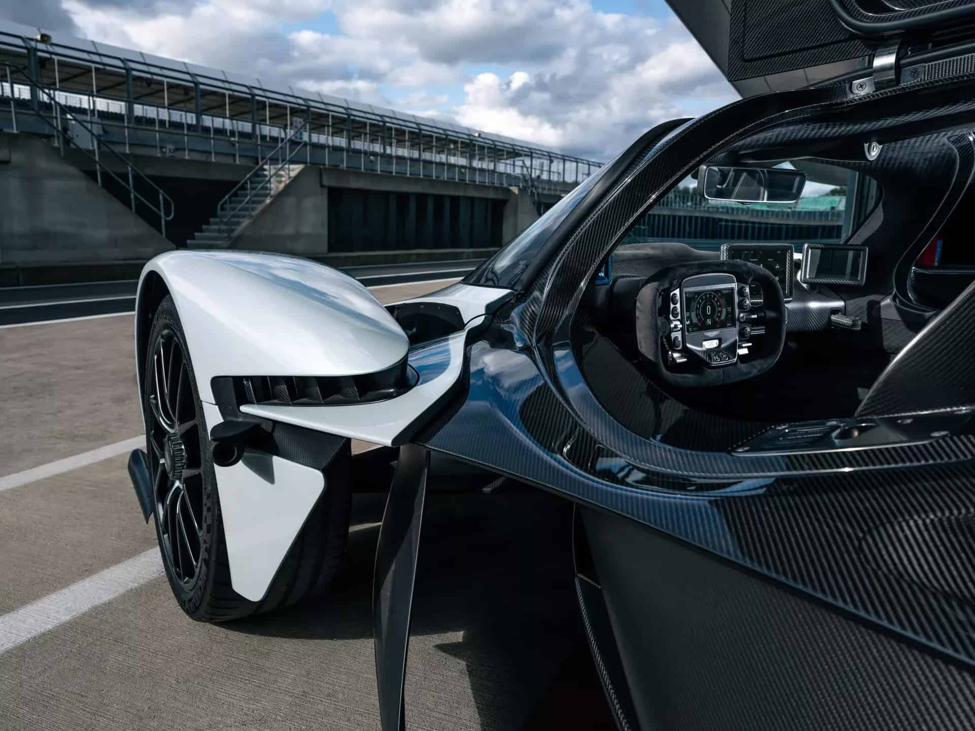 مقود سيارة أستون مارتن فالكيري