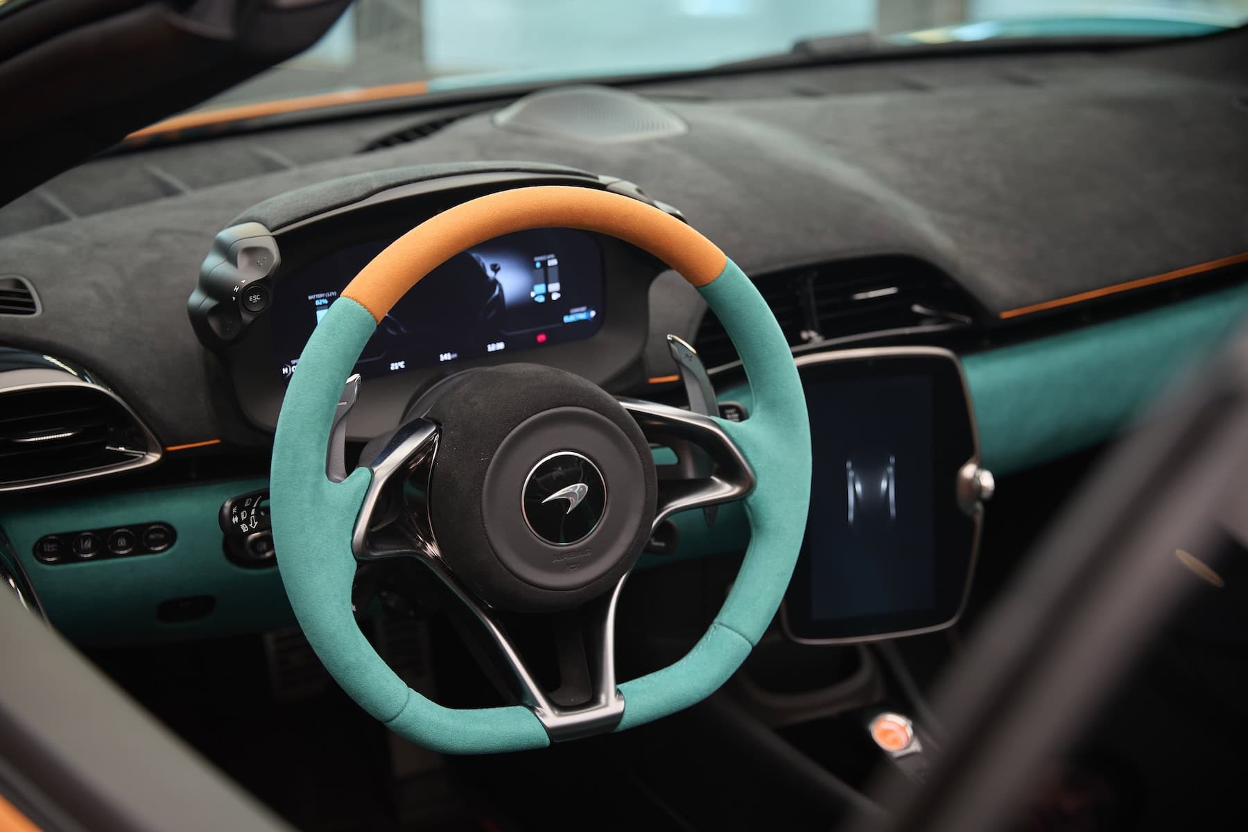 داخلية سيارة ماكلارين أرتورا سبايدر