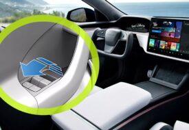 كيف تفتح أبواب سيارة تسلا