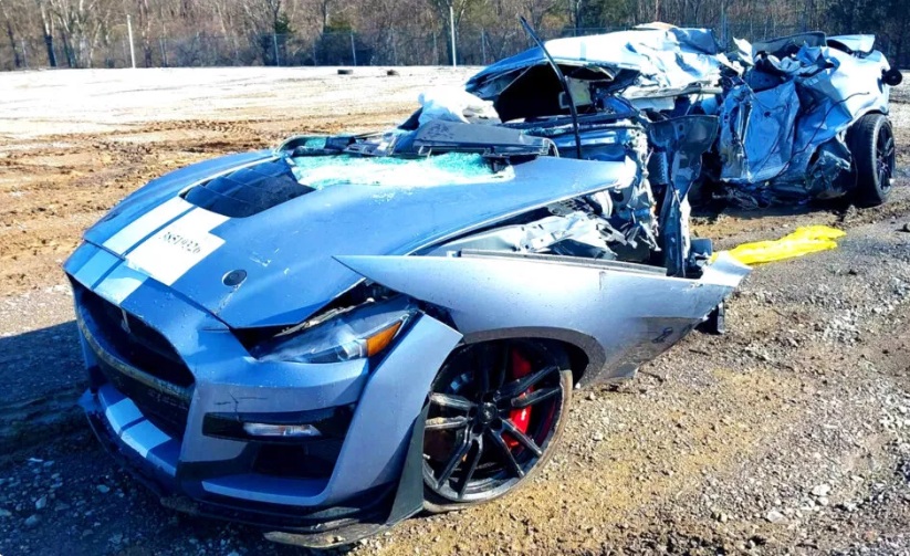 شخص يشتري سيارة موستنج شيلبي GT500 محطّمة إلى نصفين 