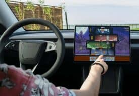 آبل كار بلاي قد يتوفر في سيارة تسلا