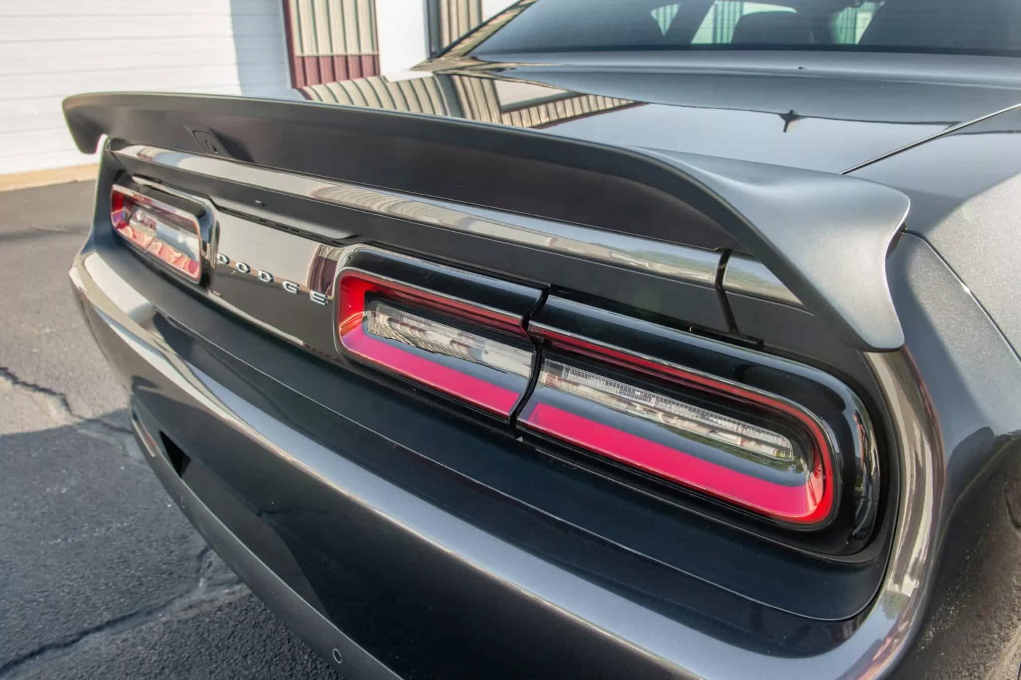 أضواء سيارة دودج تشالنجر هيلكات جلبريك