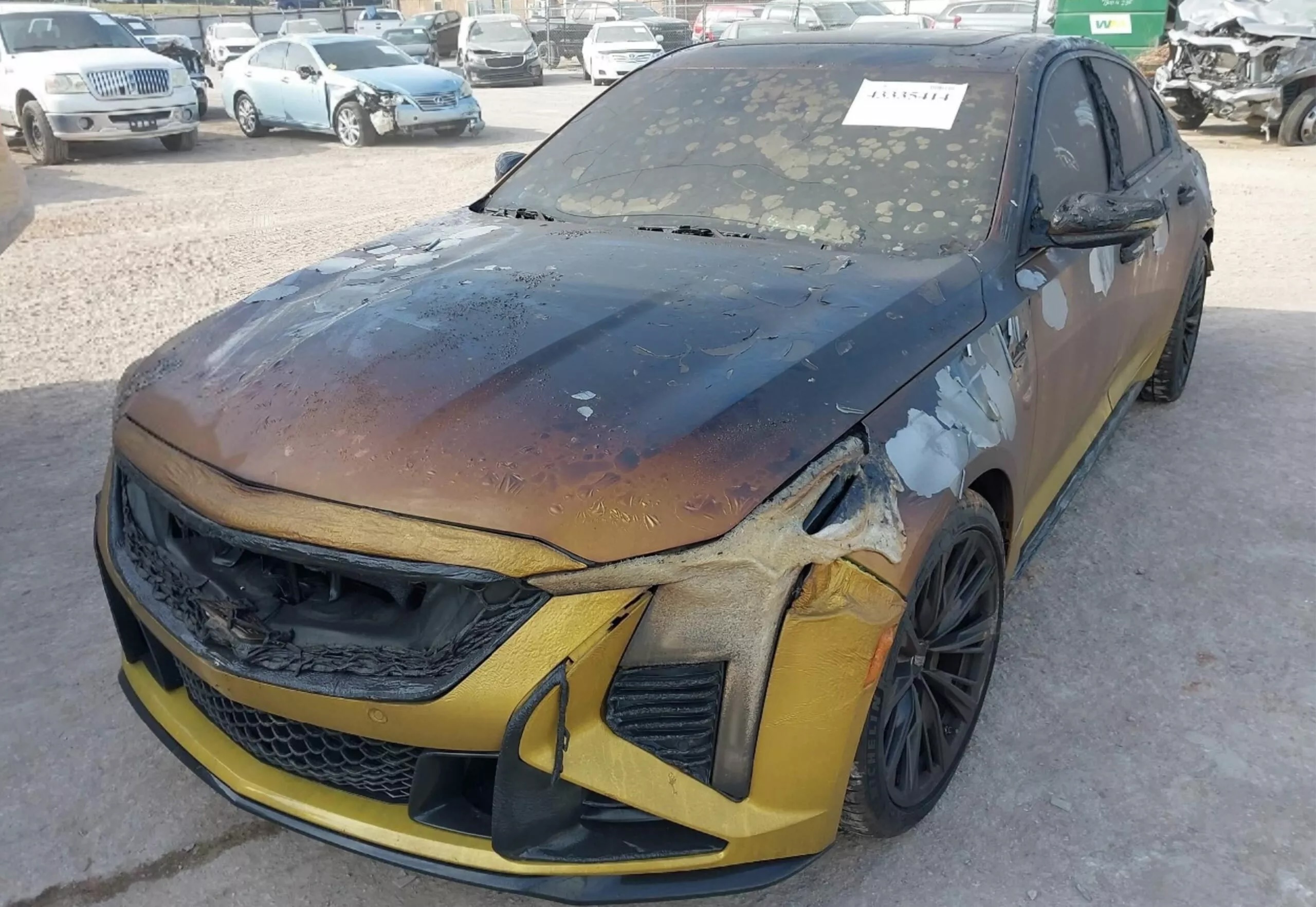 سيارة رياضية محروقة