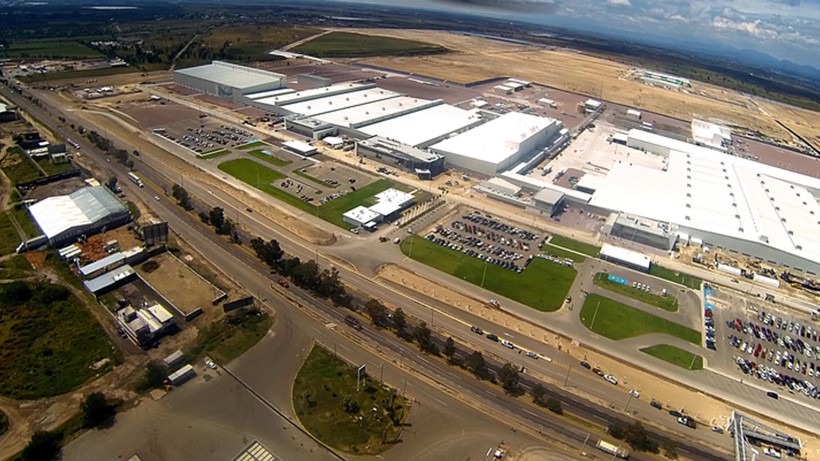 مصنع نيسان و مرسيدس بنز