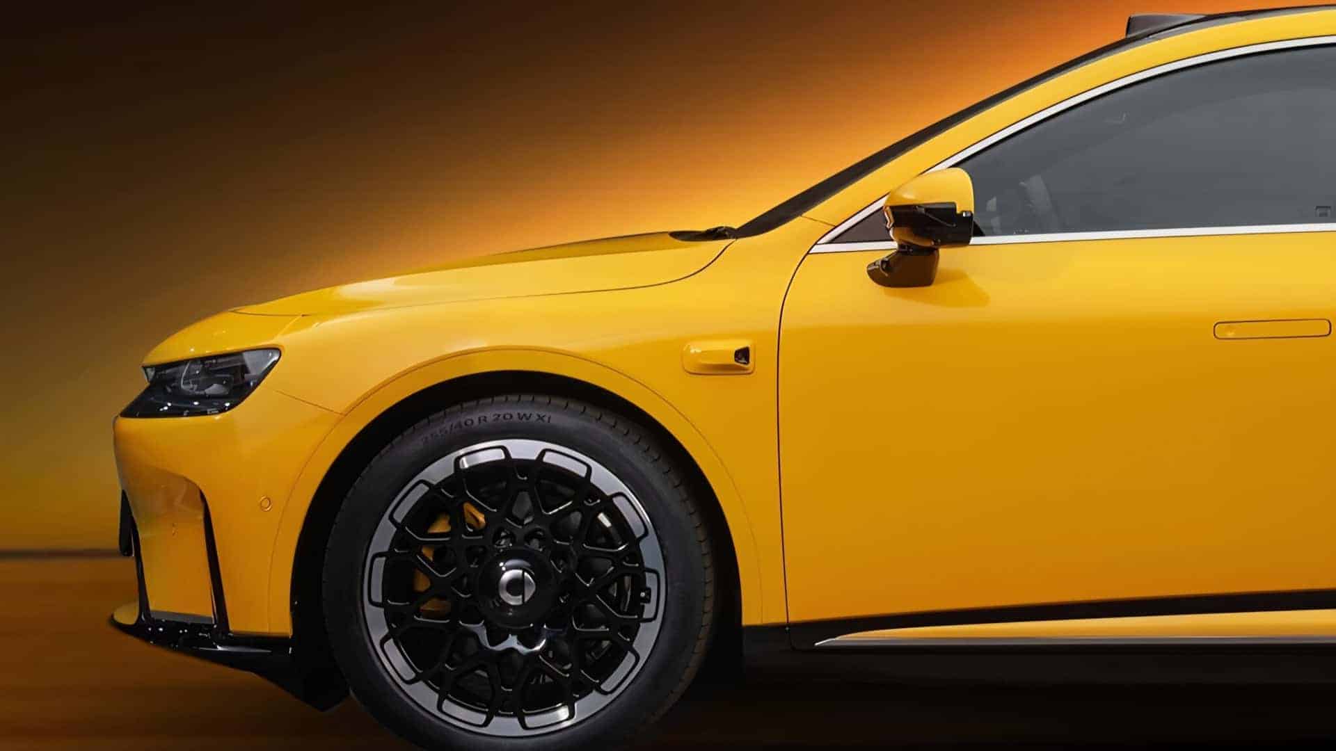 سيارة سمارت تتخلى عن حجمها الصغير وتقدّم أضخم موديل لها (4)