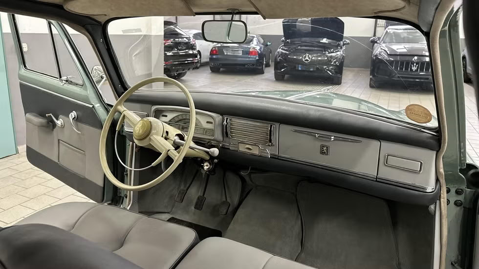 داخلية بيجو 403 كلاسيكية