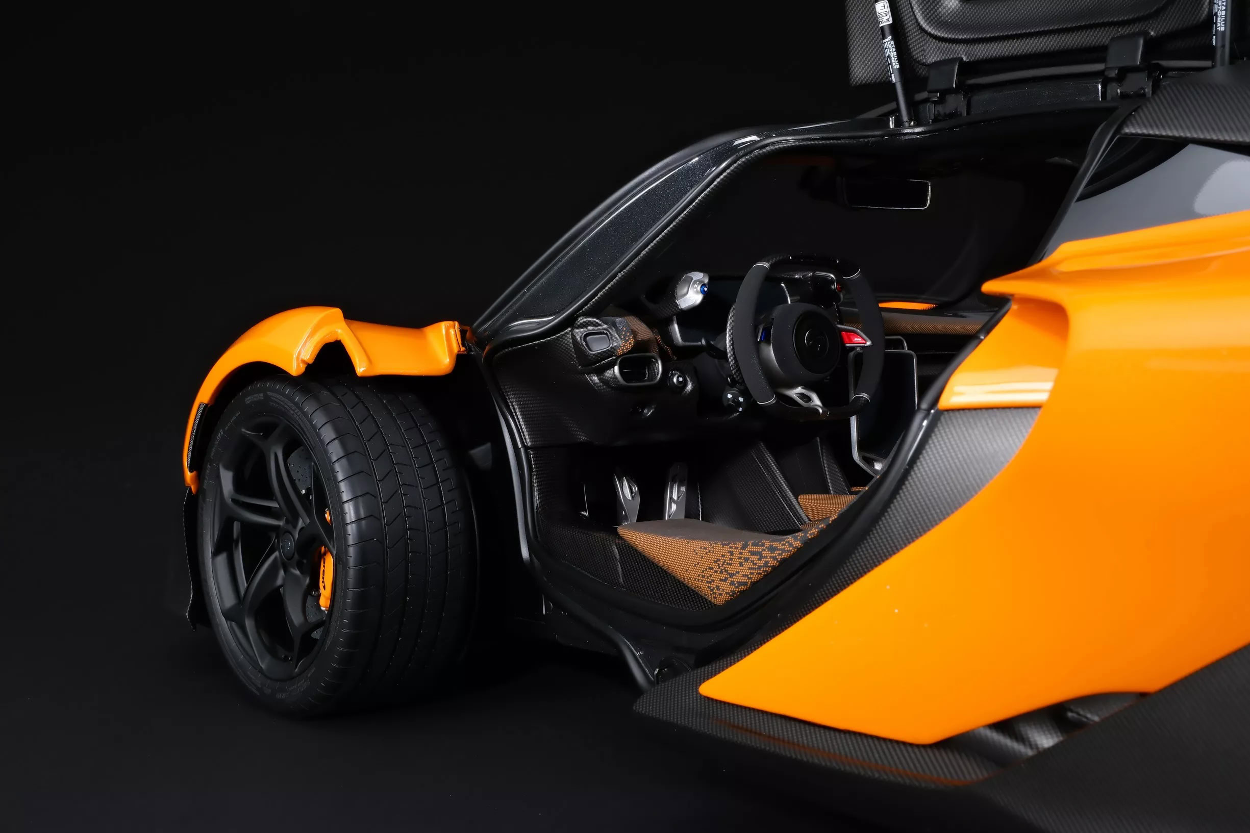 داخلية سيارة ماكلارين W1