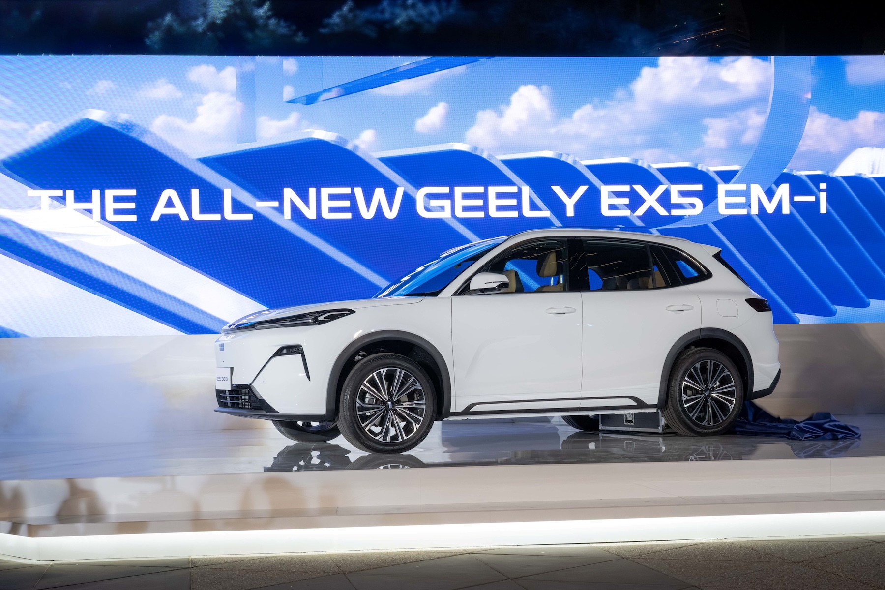 سيارة جيلي EX5 EM-i