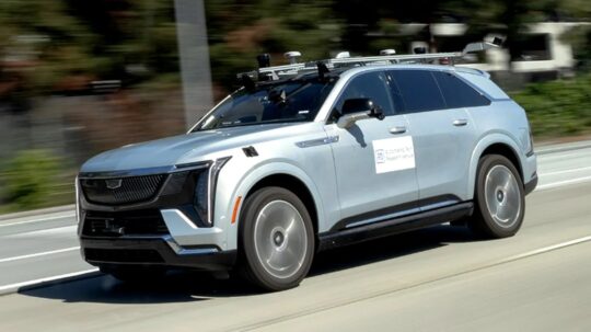 سيارة كاديلاك اسكاليد IQ 2028