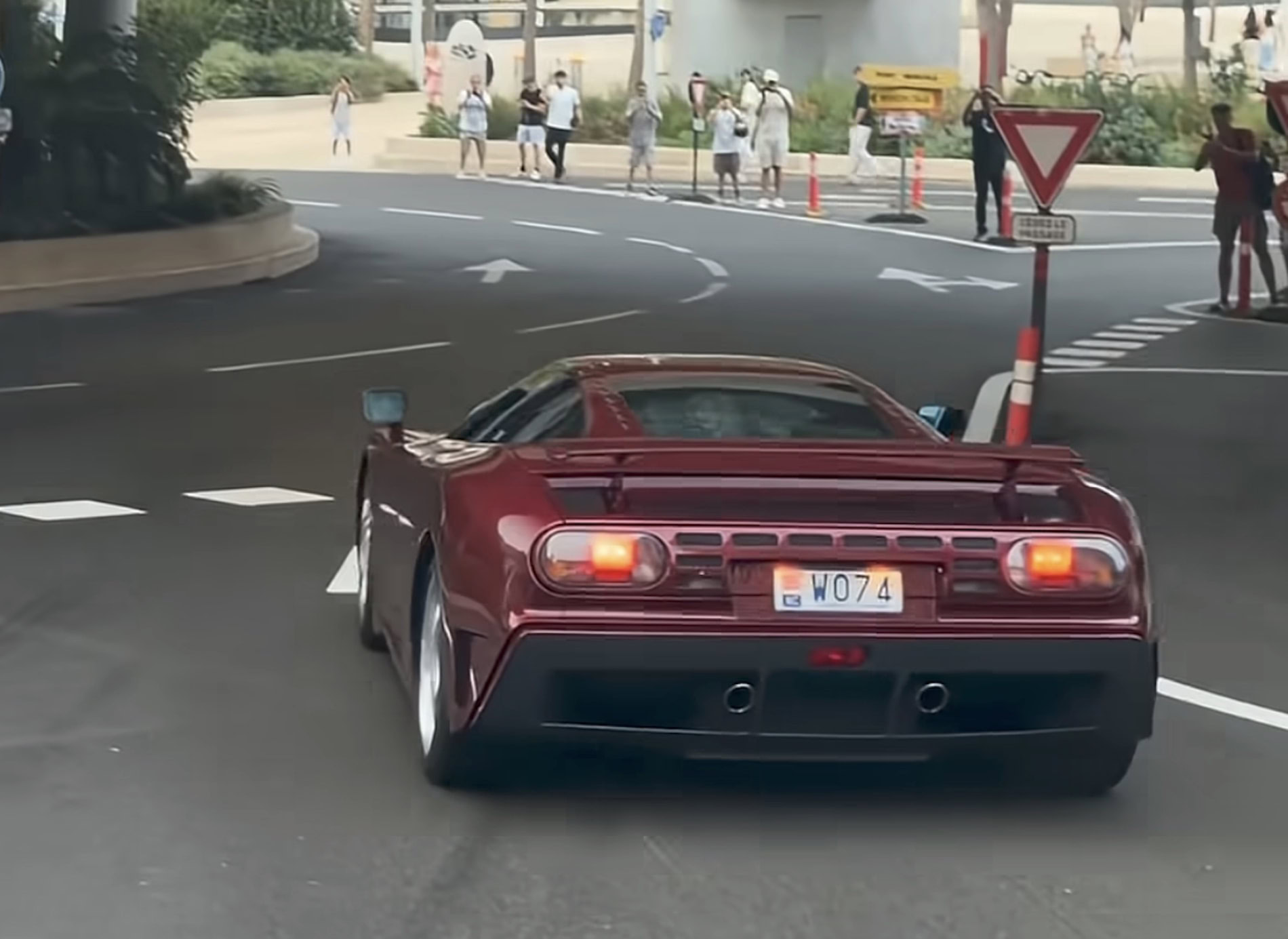 بوجاتي EB110 GT