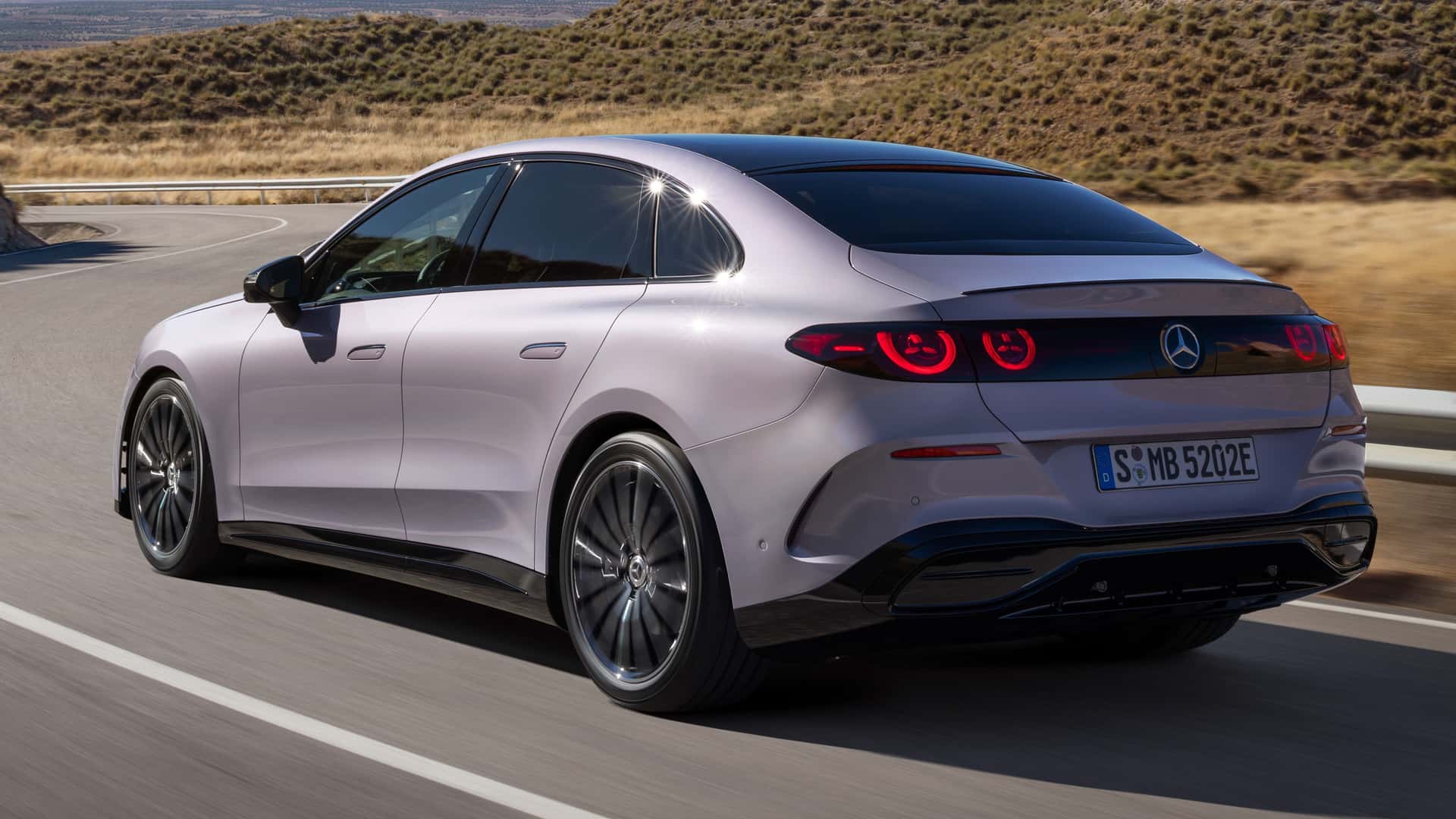 سيارة مرسيدس C-Class EQ