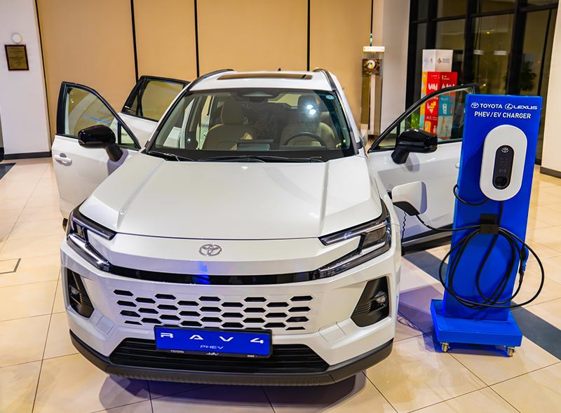 تويوتا bZ4X الكهربائية وراف 4 الـ PHEV الجديدتان تصلان العراق